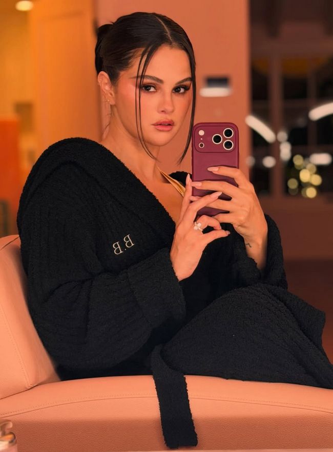Sebelumnya, perubahan penampilan penyanyi sekaligus pengusaha kecantikan ini kerap menjadi bahan spekulasi di internet. Tak sedikit yang menudingnya terlalu banyak filler dan Botox hingga operasi plastik. Foto: Instagram/@rarebeauty @hungvanngo
