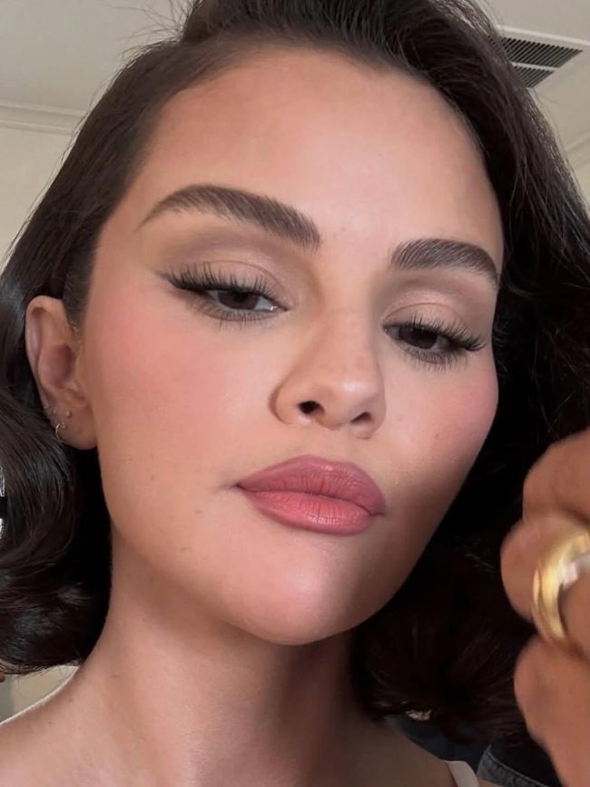 Selena diketahui telah lama berjuang melawan lupus. Penyakit autoimun tersebut mengharuskannya menjalani pengobatan tertentu yang dapat memengaruhi perubahan pada wajah dan tubuhnya. Foto: Instagram/@rarebeauty @hungvanngo