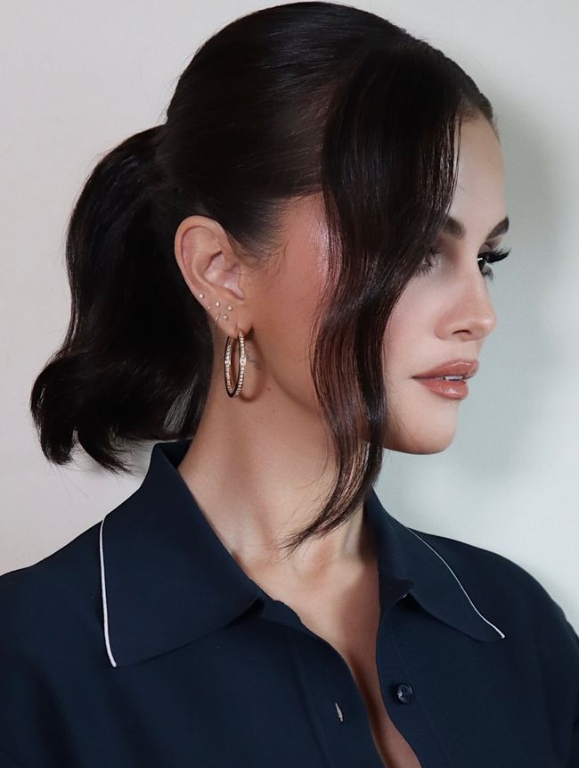Sang makeup artist, Hung Vanngo, turut banjir pujian. Kreasi tangannya dianggap telah berhasil menyulap wajah Selena jadi lebih glowing dan cantik. Foto: Instagram/@rarebeauty @hungvanngo