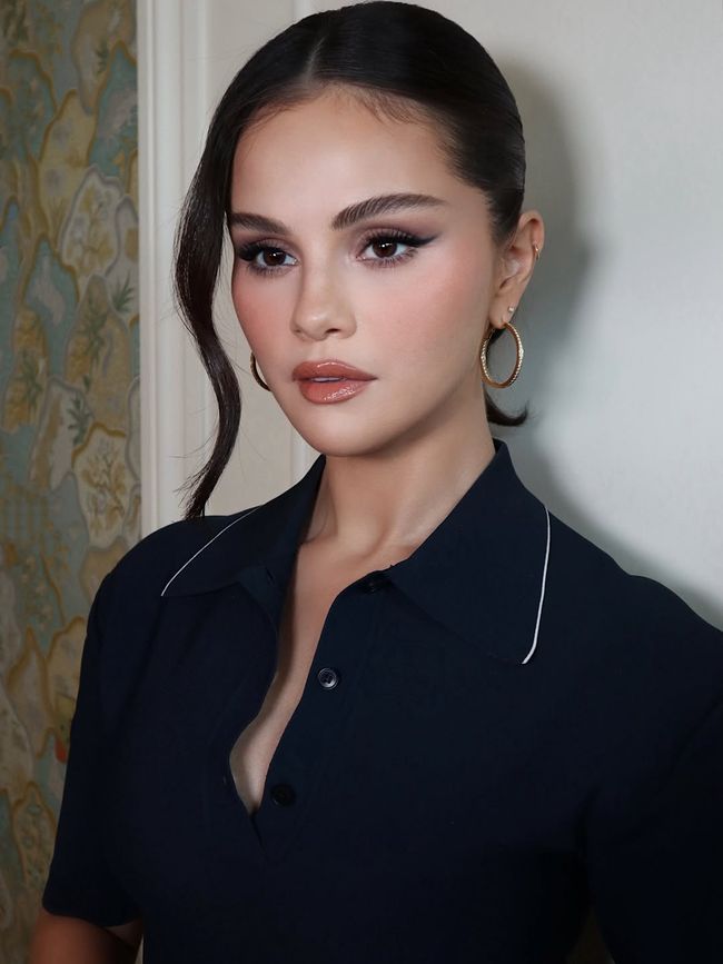 Banyak penggemar menyebut Selena terlihat semakin percaya diri, segar, dan memancarkan aura yang mengingatkan pada masa awal kariernya. Foto: Instagram/@rarebeauty @hungvanngo